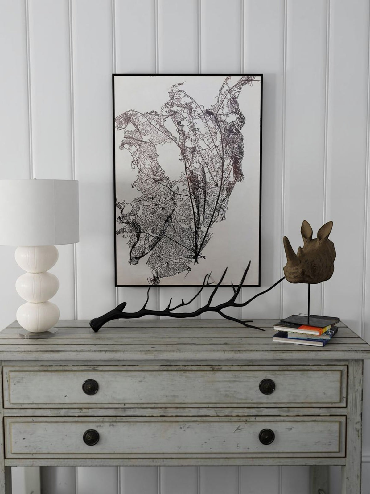 Toile décorative Verwesen TOCO Meubles avec motif de feuille squelette noire dans un cadre flottant noir sur commode