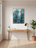 Cadre décoratif TOCO Meubles avec peinture abstraite de forêt bleue au-dessus d'un bureau en bois clair