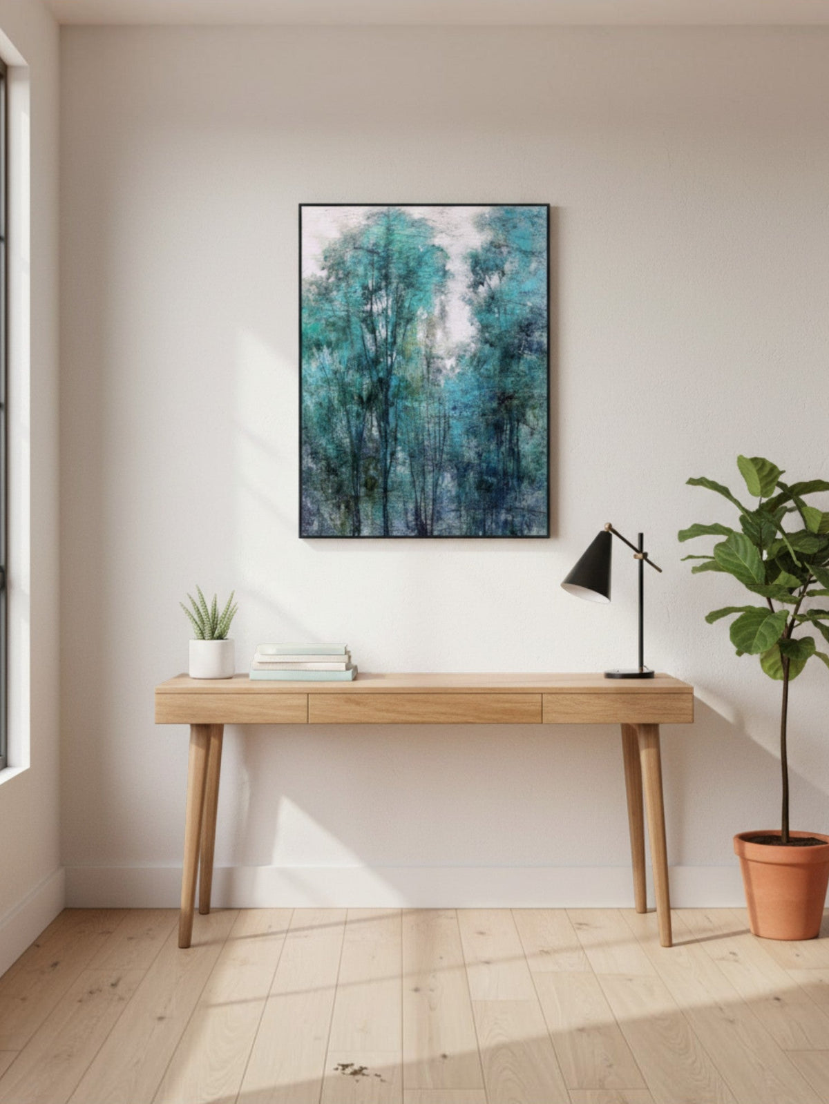 Cadre décoratif TOCO Meubles avec peinture abstraite de forêt bleue au-dessus d'un bureau en bois clair