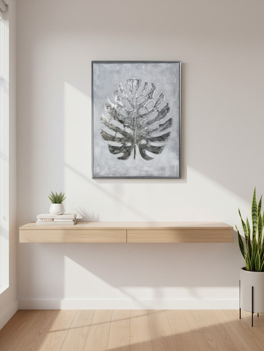 Cadre décoratif Paradise Palm II de TOCO Meubles avec motif de feuille tropicale argentée sur fond gris texturé.