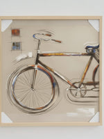 Cadre décoratif TOCO Meubles avec illustration artistique au fusain d'un vélo vintage sur fond beige