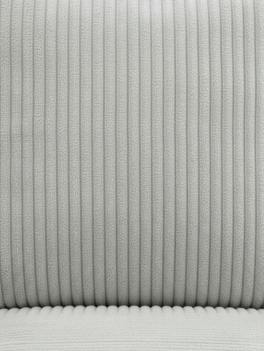 Gros plan sur le tissu en velours côtelé gris clair du canapé Aldo de TOCO Meubles