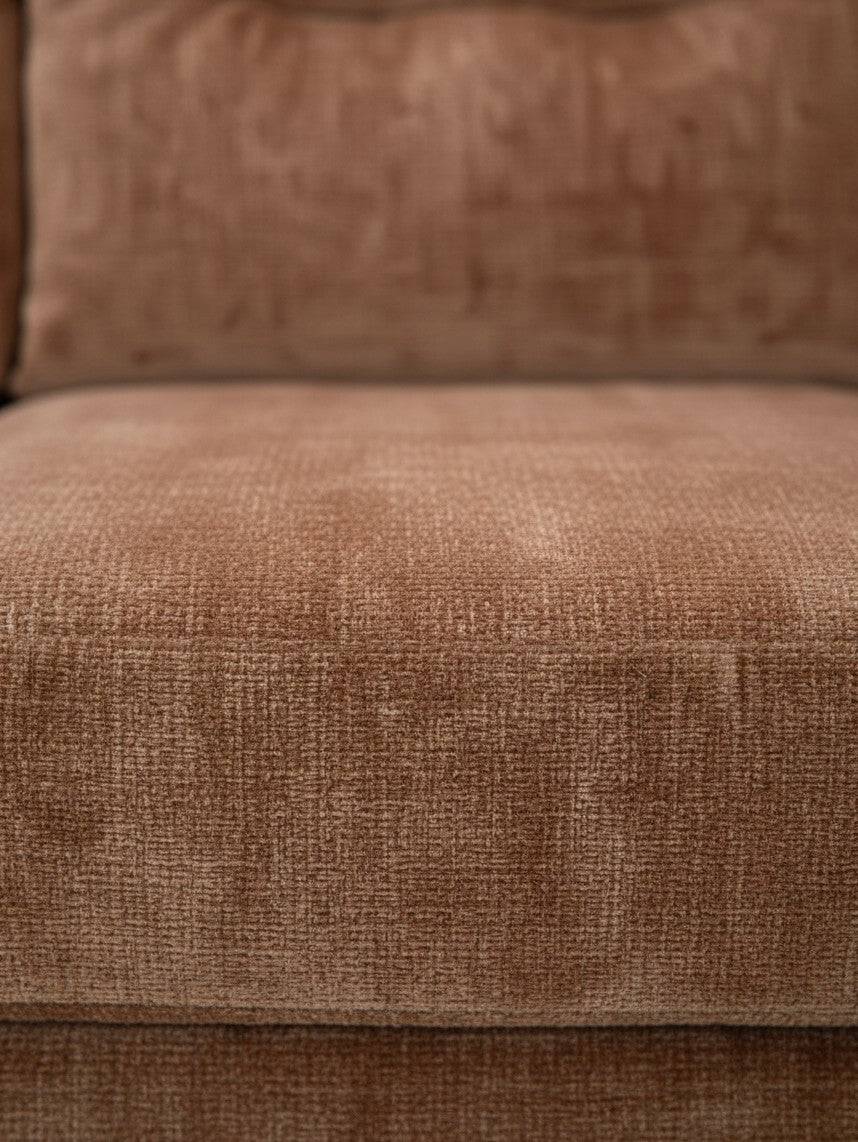 Gros plan sur le tissu texturé couleur argile du canapé sectionnel réversible Amita de TOCO Meubles