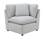 TOCO Meubles - Canapé d'angle modulaire gris clair en tissu texturé avec coussins moelleux et accoudoirs inclinés.