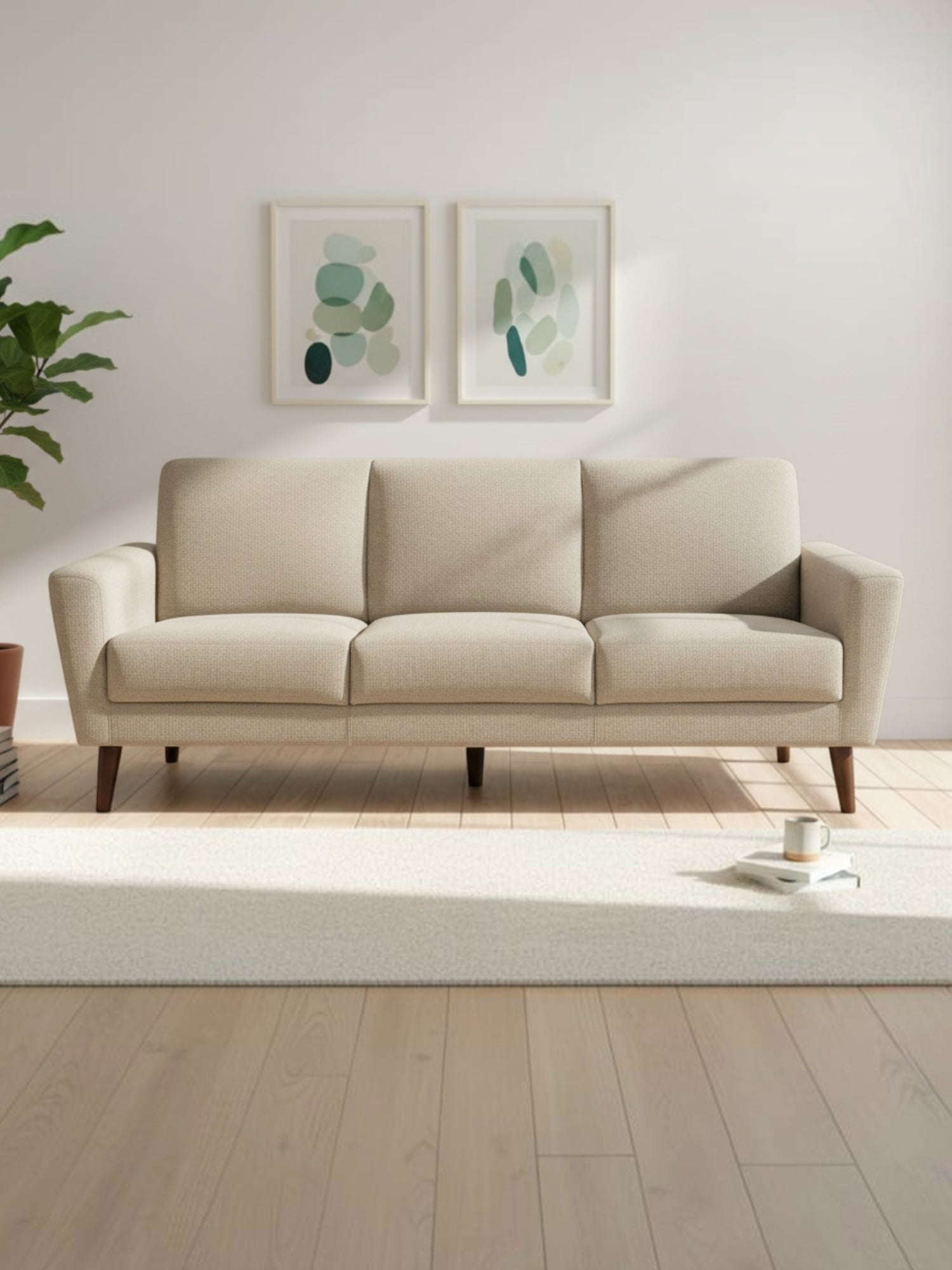 Canapé trois places beige TOCO Meubles au design scandinave avec pieds en bois dans un salon lumineux