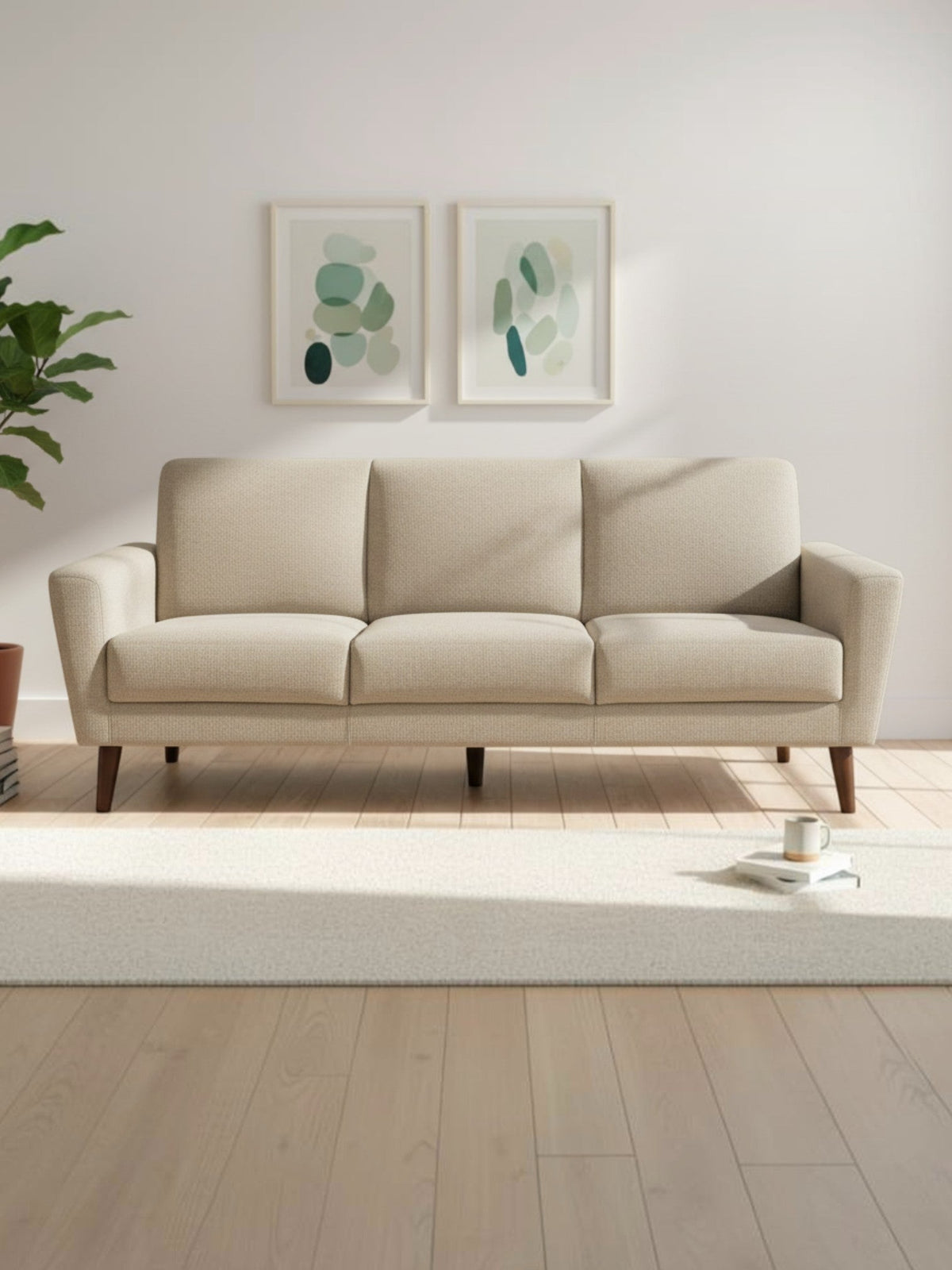 Canapé trois places beige TOCO Meubles au design scandinave avec pieds en bois dans un salon lumineux