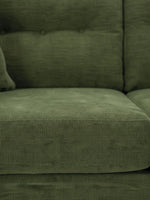 Gros plan sur le canapé Bixo de TOCO Meubles en tissu texturé vert olive avec détails capitonnés