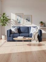 Canapé bleu marine TOCO Meubles avec coussins à motifs dans un salon lumineux au style scandinave