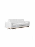 Canapé Eira TOCO Meubles blanc en chenille avec base en bois naturel et design contemporain