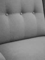 Gros plan sur le revêtement en tissu gris texturé avec boutons décoratifs du canapé sectionnel TOCO Meubles Malo
