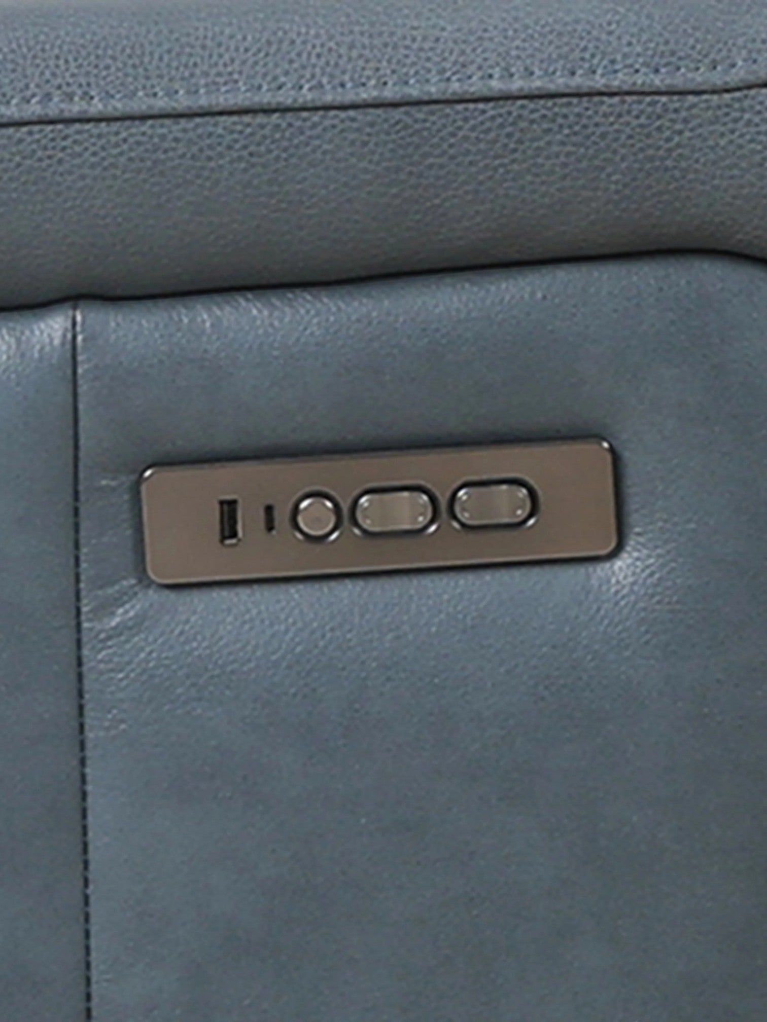 TOCO Meubles Sofa inclinable Miles bleu cuir avec commandes intégrées pour réglage électrique.