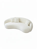 Canapé incurvé Swayn de TOCO Meubles en velours bouclé blanc crème avec coussins assortis et structure en bois