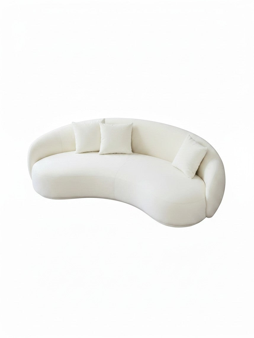 Canapé incurvé Swayn de TOCO Meubles en velours bouclé blanc crème avec coussins assortis et structure en bois