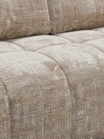 Gros plan sur le revêtement en tissu texturé beige du canapé-lit Cara de TOCO Meubles avec coutures capitonnées