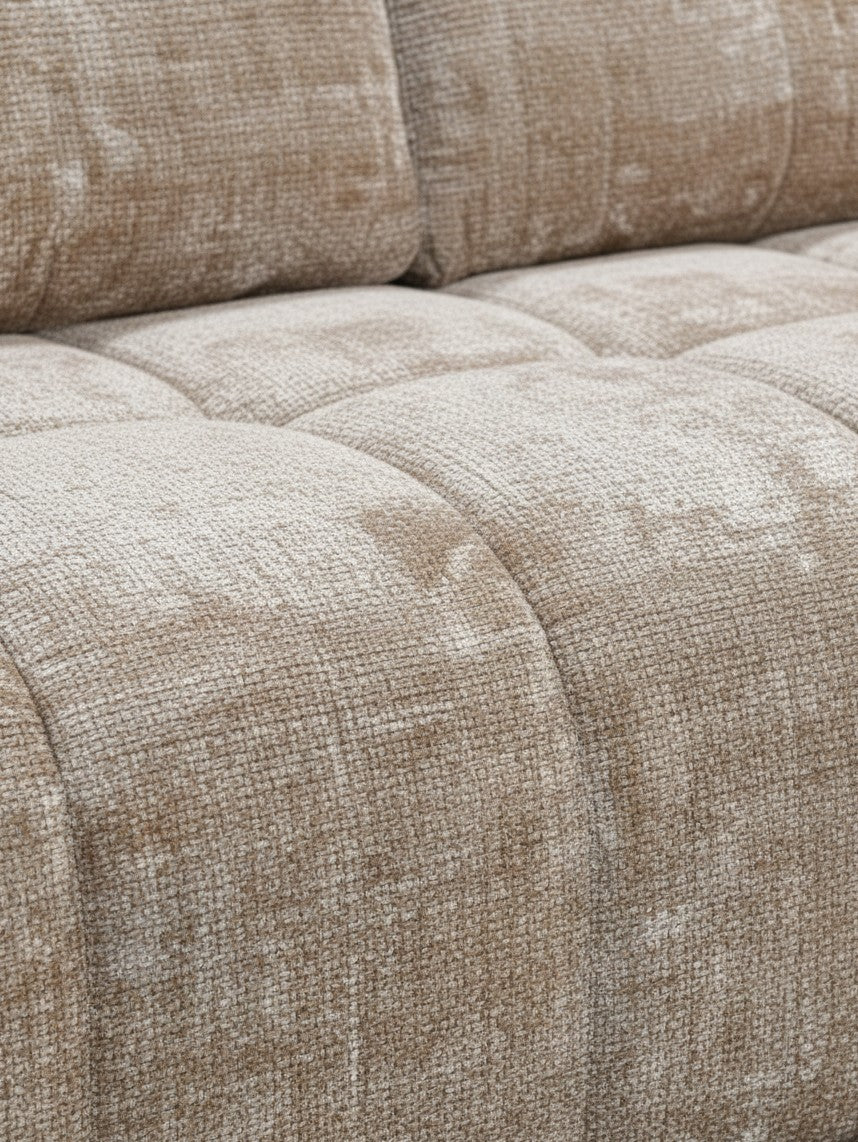 Gros plan sur le revêtement en tissu texturé beige du canapé-lit Cara de TOCO Meubles avec coutures capitonnées
