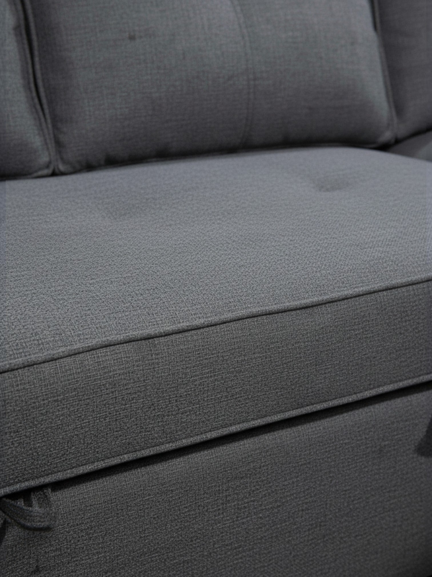 Gros plan sur le revêtement en tissu gris texturé du canapé-lit Kendi de TOCO Meubles