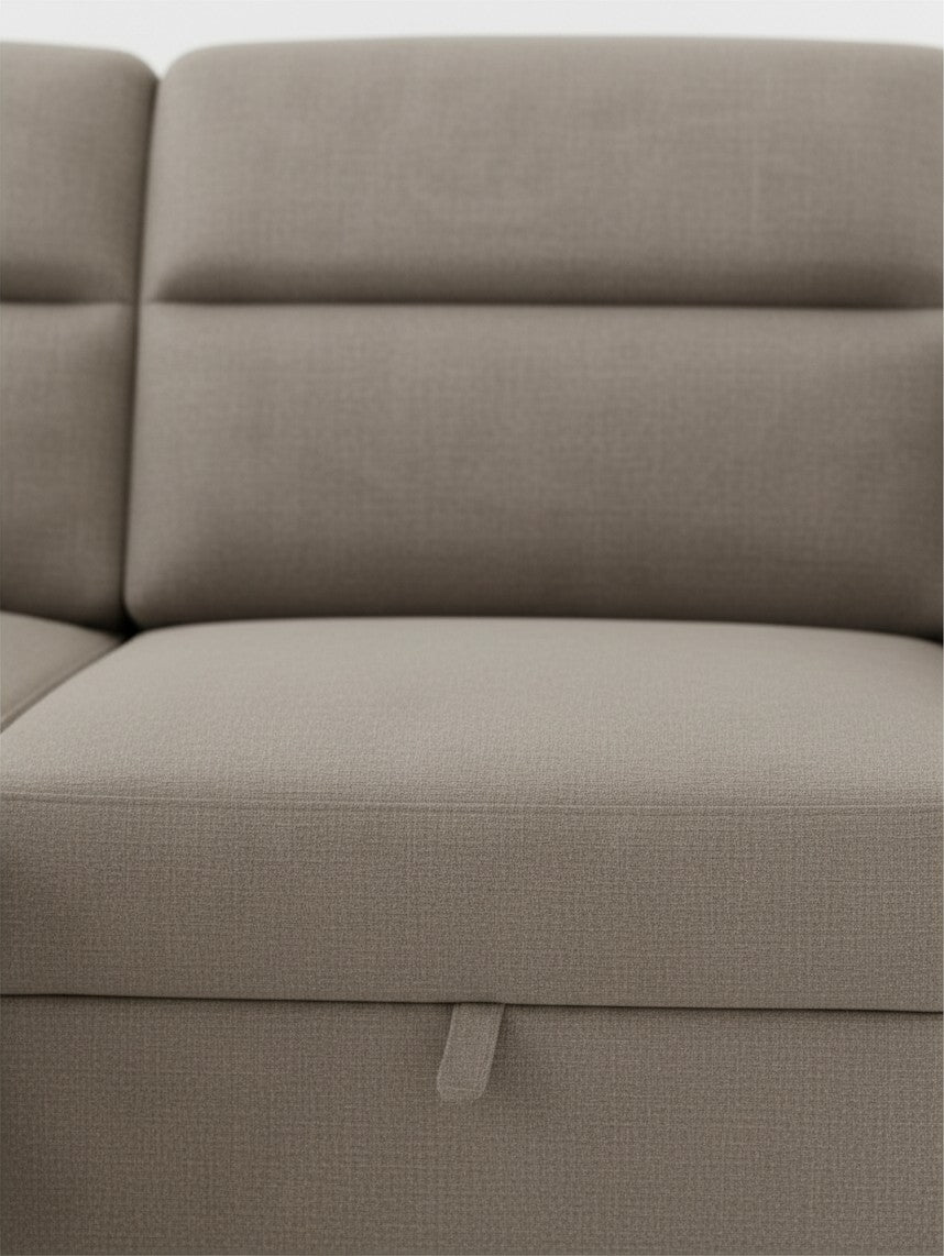 Gros plan sur le tissu beige texturé du canapé-lit sectionnel Émilio de TOCO Meubles avec languette de rangement