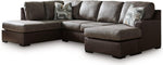 TOCO Meubles Canapé-lit Zuri sectionnel en cuir marron foncé avec coussins décoratifs géométriques.