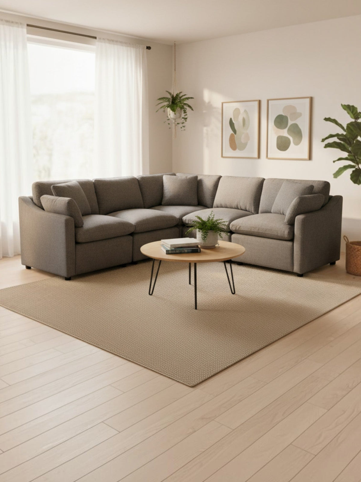 Canapé modulaire Pippa en chenille grise de TOCO Meubles dans un salon moderne avec table basse ronde