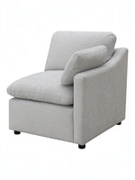 TOCO Meubles Canapé modulaire Marine gris clair en tissu texturé avec coussins d'assise et de dossier moelleux et accoudoirs inclinés.