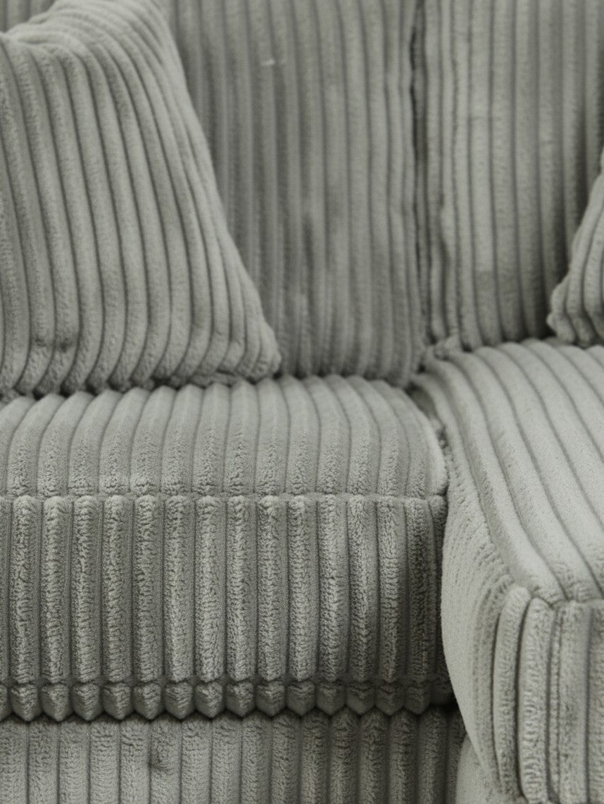 Gros plan sur le tissu en velours côtelé gris du canapé modulaire Manoa de TOCO Meubles
