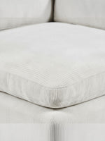 Gros plan sur le coussin d'angle beige en velours côtelé du canapé Montrose par TOCO Meubles