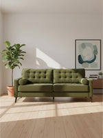 Canapé TOCO Meubles Revo couleur olive avec dossier capitonné dans un salon moderne lumineux