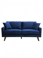 Canapé 3 places bleu roi en velours TOCO Meubles avec 2 coussins décoratifs et pieds en bois obliques.