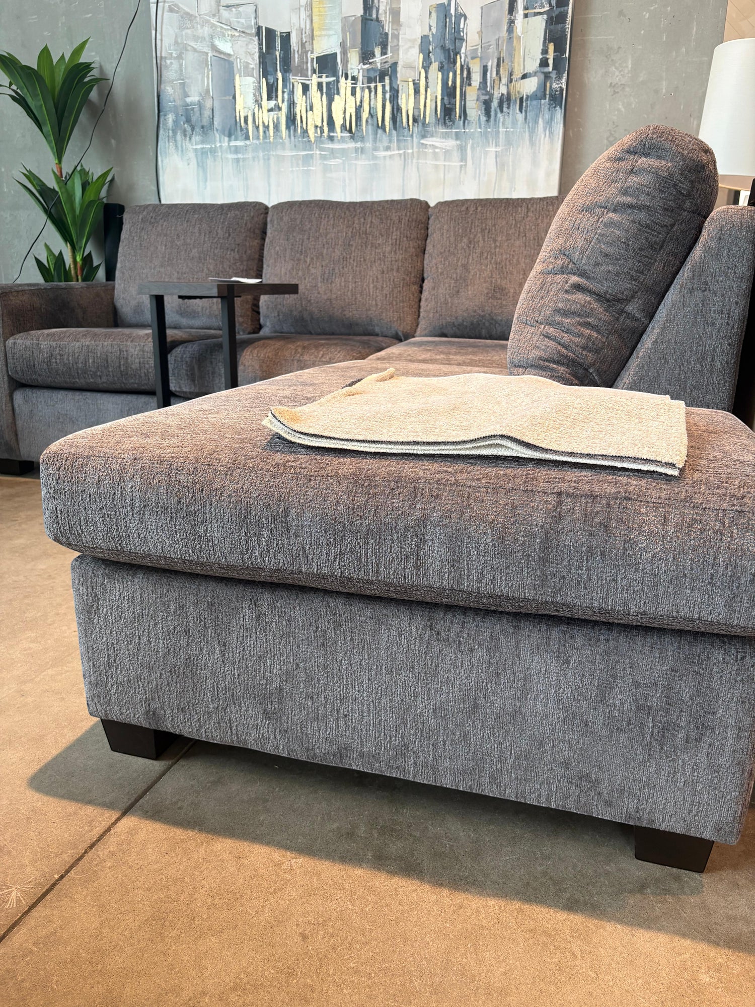 TOCO Meubles Canapé sectionnel Colonel gris foncé en tissu, personnalisable, avec repose-pieds et coussins confortables.