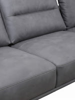 Gros plan sur le revêtement en tissu gris du canapé sectionnel Louka de TOCO Meubles avec coutures détaillées