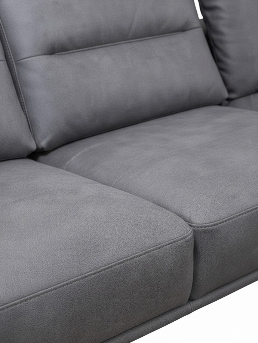 Gros plan sur le revêtement en tissu gris du canapé sectionnel Louka de TOCO Meubles avec coutures détaillées