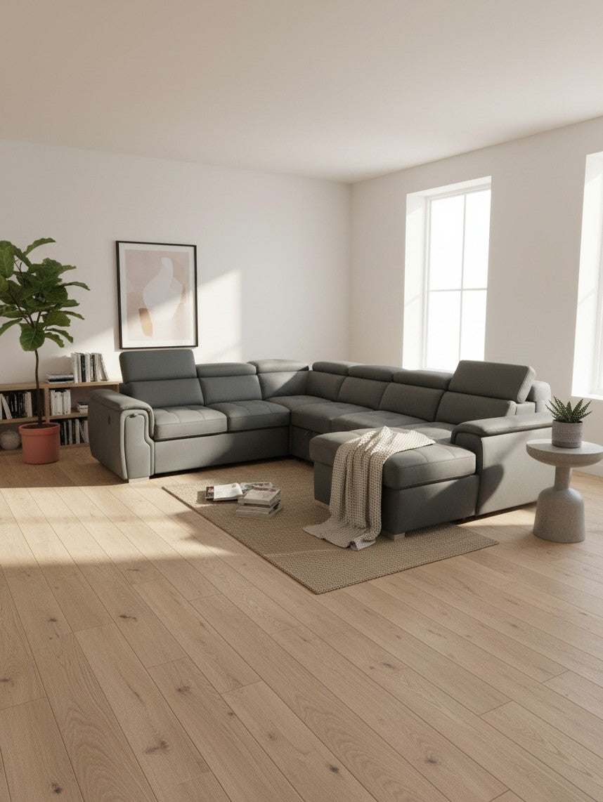 Canapé sectionnel-lit gris moderne de TOCO Meubles avec méridienne dans un salon lumineux au style minimaliste