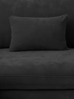 Gros plan sur le coussin et l'assise du canapé sectionnel noir en chenille et lin de TOCO Meubles