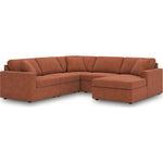 Sofa sectionnel Toscana en tissu orange brûlé de TOCO Meubles, avec méridienne et coussins moelleux.