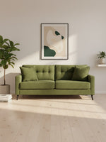 Canapé TOCO Meubles Bixo vert olive avec coussins assortis dans un salon moderne et lumineux