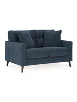 Causeuse Bixo bleu marine de TOCO Meubles avec coussins assortis et pieds en bois foncé