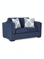 Causeuse TOCO Meubles Evan en tissu bleu marine avec deux coussins décoratifs à motifs géométriques blancs