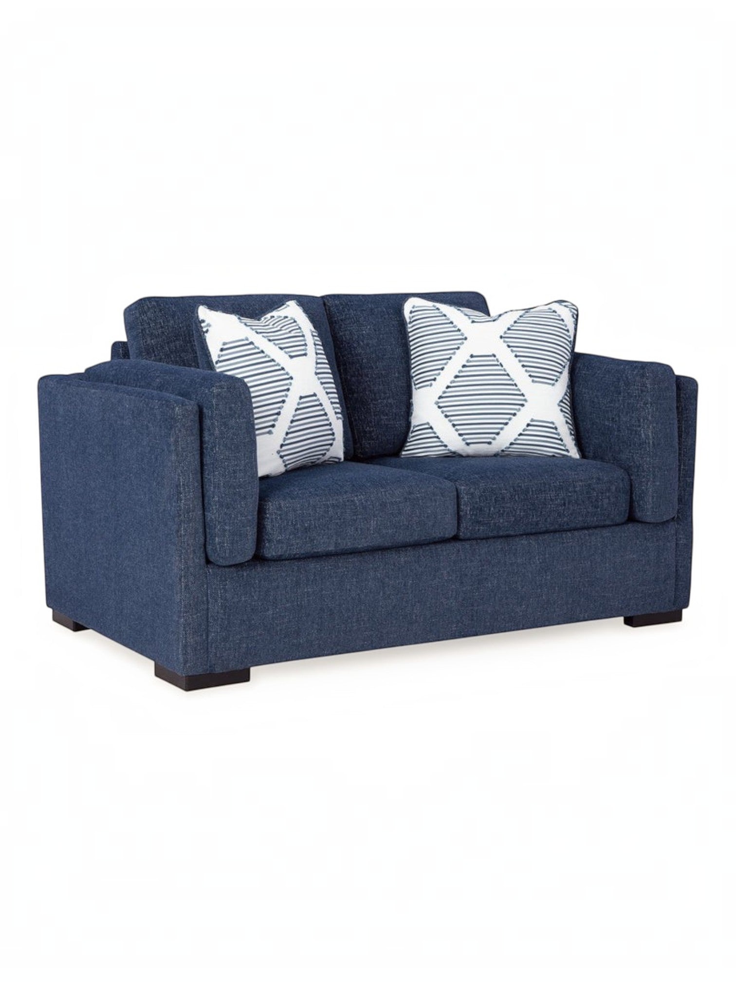 Causeuse TOCO Meubles Evan en tissu bleu marine avec deux coussins décoratifs à motifs géométriques blancs