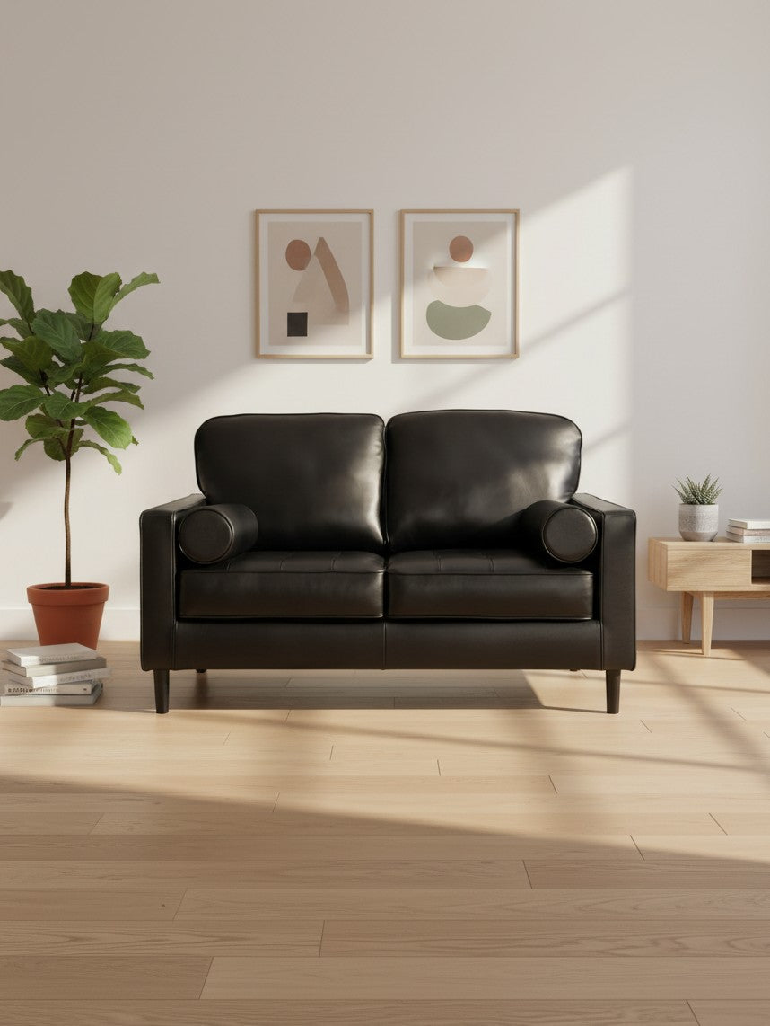 Causeuse Bryce TOCO Meubles en cuir noir avec coussins cylindriques dans un salon moderne et lumineux