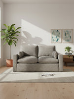 Causeuse Faro TOCO Meubles en tissu gris granite dans un salon lumineux avec plante et cadres muraux