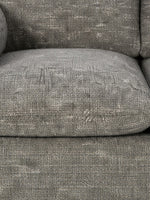 Gros plan sur le tissu texturé gris granit de la causeuse Faro de TOCO Meubles