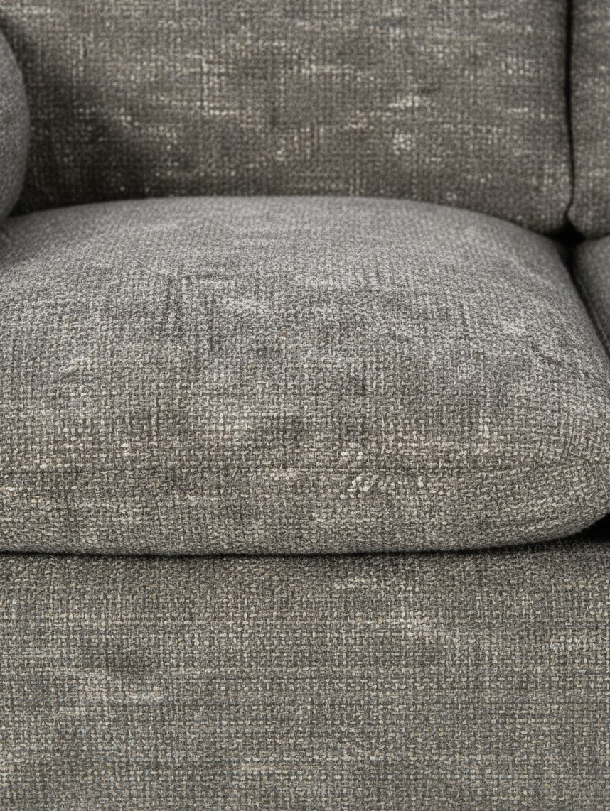 Gros plan sur le tissu texturé gris granit de la causeuse Faro de TOCO Meubles