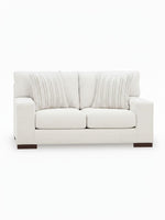 Causeuse Figaro TOCO Meubles couleur givrée avec deux coussins décoratifs rayés sur fond blanc