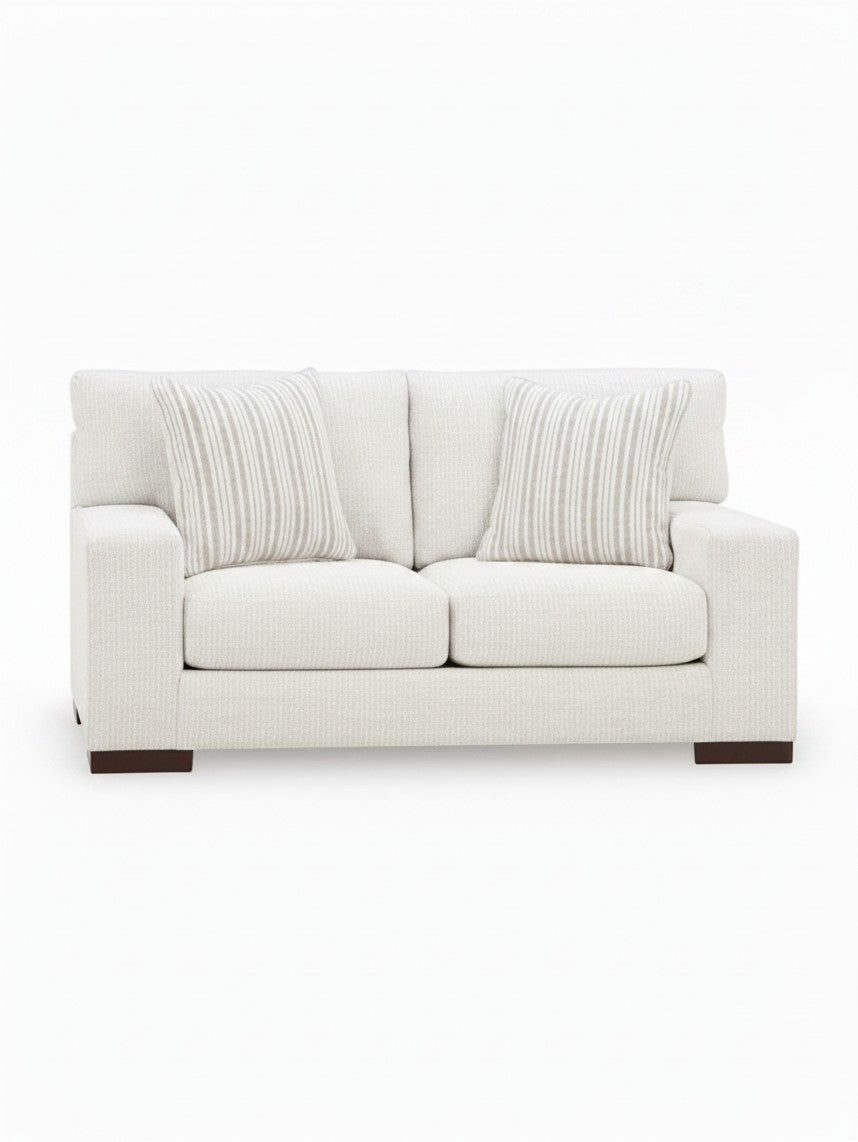 Causeuse Figaro TOCO Meubles couleur givrée avec deux coussins décoratifs rayés sur fond blanc
