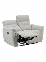 Causeuse inclinable Hudson de TOCO Meubles en tissu beige clair avec repose-pieds déployé pour un confort optimal