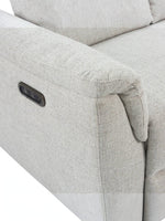 Gros plan sur l'accoudoir de la causeuse inclinable Hudson de TOCO Meubles en tissu beige avec port de chargement USB