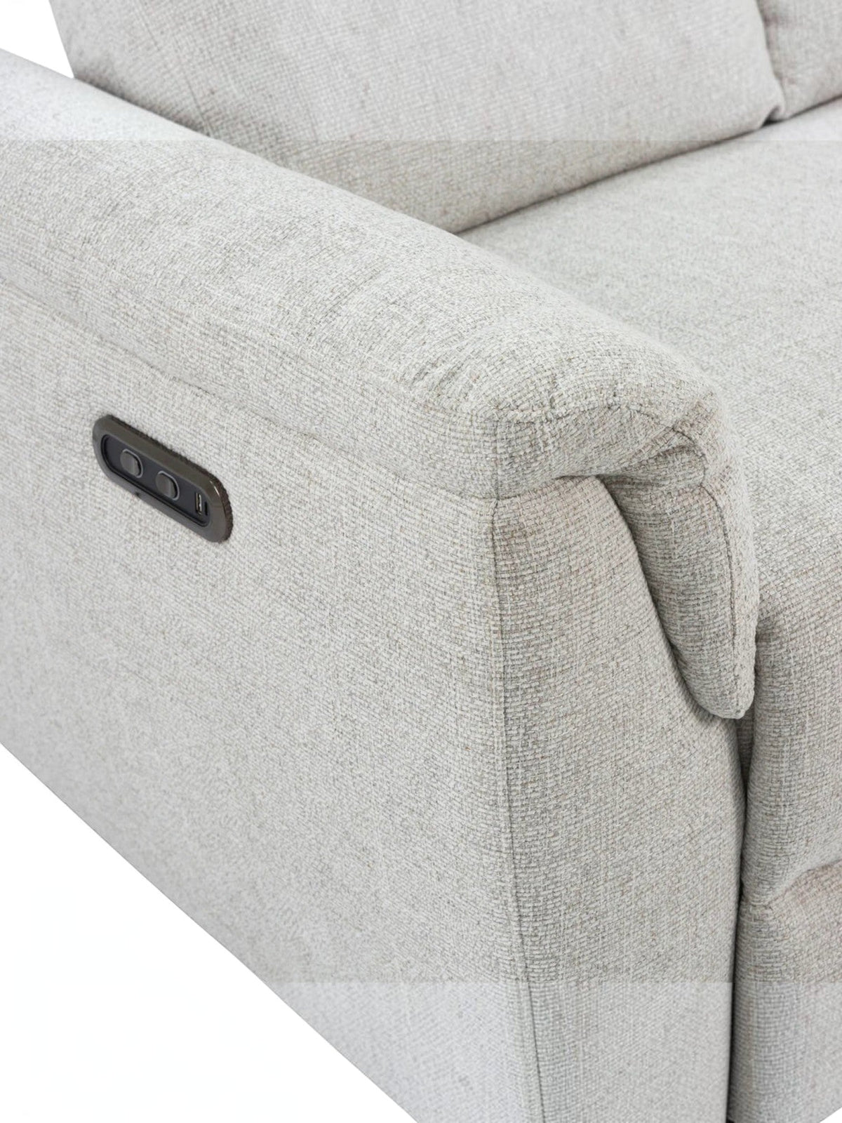 Gros plan sur l'accoudoir de la causeuse inclinable Hudson de TOCO Meubles en tissu beige avec port de chargement USB