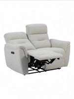 Causeuse inclinable Hudson de TOCO Meubles en tissu beige clair avec repose-pieds déployé pour un confort optimal