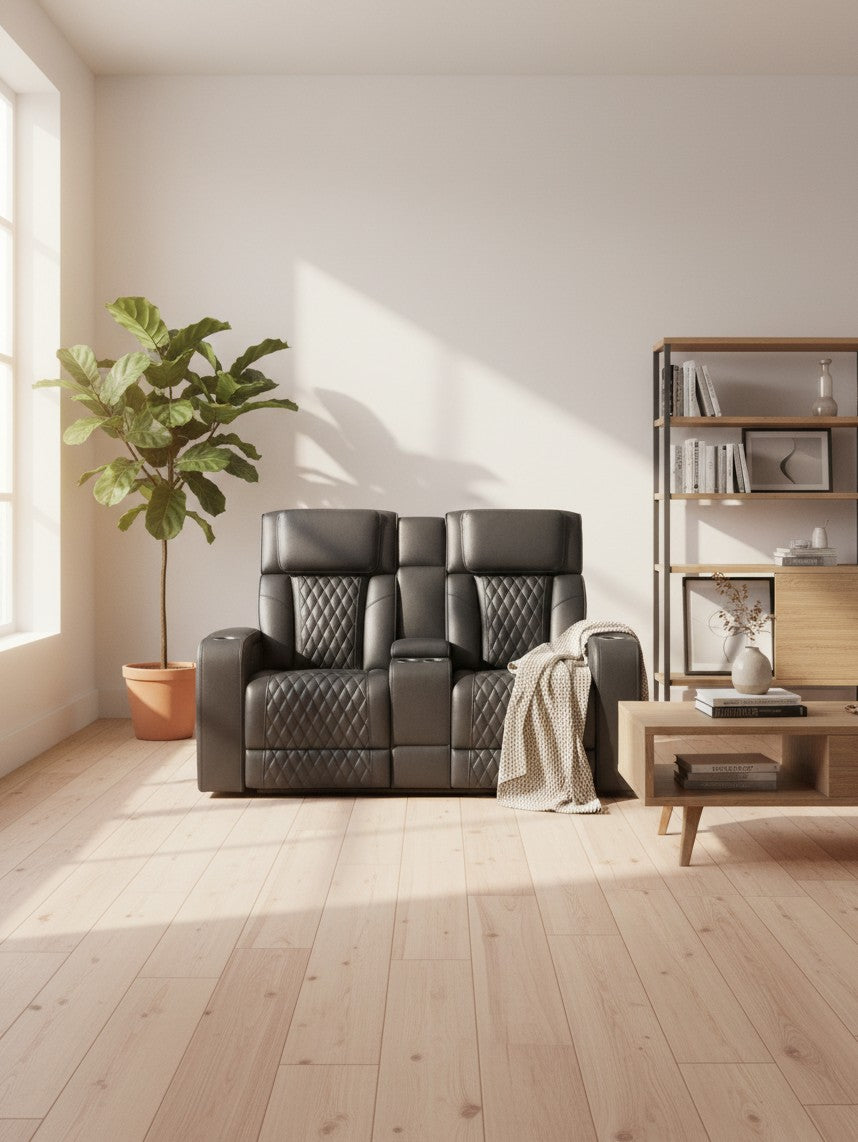 Causeuse inclinable TOCO Meubles en cuir noir avec détails matelassés, porte-gobelets et appuie-têtes ergonomiques.