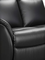 Causeuse inclinable Eva de TOCO Meubles en cuir noir avec rembourrage ergonomique et design moderne